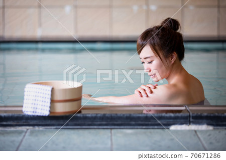 一個女人進入溫泉 一個女人進入溫泉 70671286