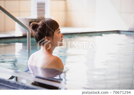 一個女人進入溫泉 一個女人進入溫泉 70671294