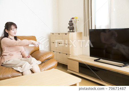 一個女人在看電視 70671487