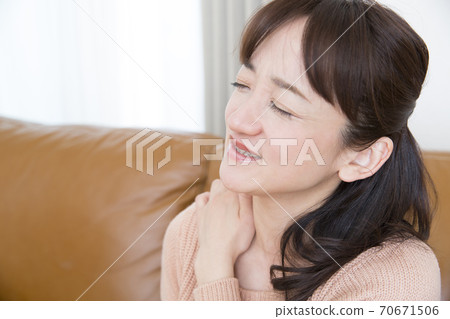 A woman with shoulder stiffness A woman with shoulder stiffness 70671506