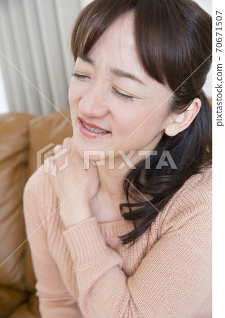 A woman with shoulder stiffness A woman with shoulder stiffness 70671507
