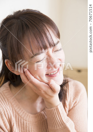 Woman with a toothache 70671514