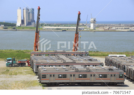 Musashino Line rolling stock shipping at Niigata Port (August 2019) 70671547