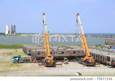 Musashino Line rolling stock shipping at Niigata Port (August 2019) 70671548
