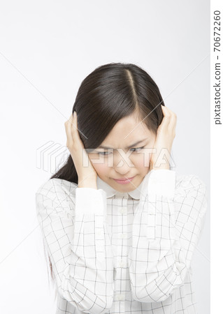 一個女人堵耳朵 70672260