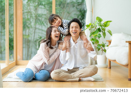 一個三口之家的肖像,一個女孩,爸爸和媽媽跟爸爸鬼混 一個三口之家的肖像,一個女孩,爸爸和媽媽跟爸爸鬼混 70672413