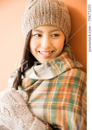 冬天的衣服的婦女 冬天的衣服的婦女 70673205