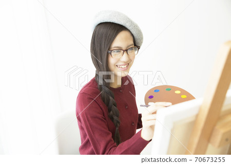 Woman drawing a picture Woman drawing a picture 70673255