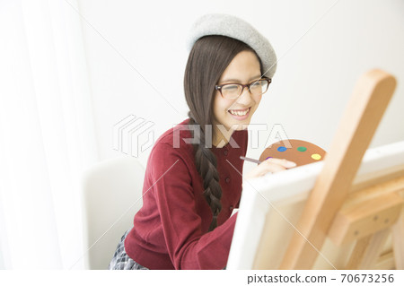 Woman drawing a picture Woman drawing a picture 70673256