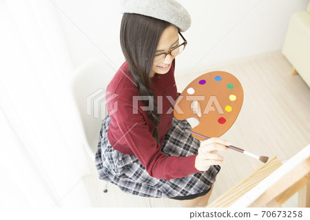 Woman drawing a picture Woman drawing a picture 70673258