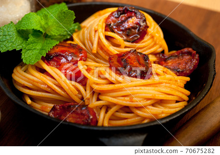 italian spaghetti pasta and tomato with mint leaves 70675282