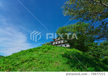 《鳥取縣》在陽光明媚的日子裡,山頂的羽城百住模擬城堡塔景 《鳥取縣》在陽光明媚的日子裡,山頂的羽城百住模擬城堡塔景 70677231