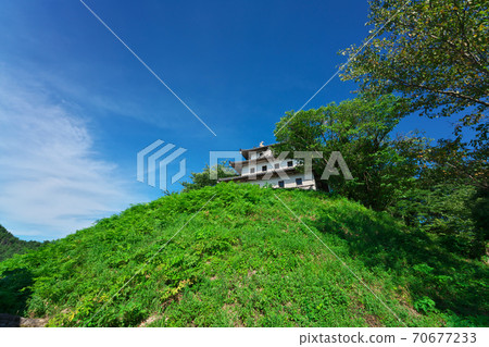 《Tottori Prefecture》 On a sunny day, a view of the Ueshi Castle simulated castle tower on the summit 《Tottori Prefecture》 On a sunny day, a view of the Ueshi Castle simulated castle tower on the summit 70677233