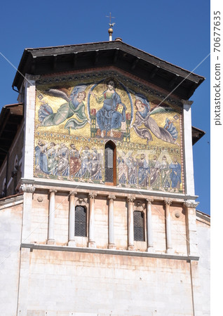 Facade with mosaic, church San Frediano Lucca Tuscan in Italy 70677635