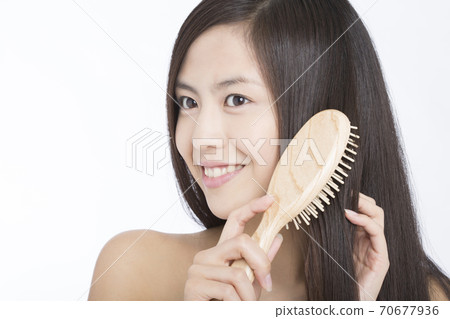 一個女人撫摸著她的頭髮 70677936