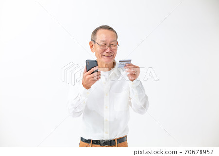 智能手機和卡的老人 智能手機和卡的老人 70678952