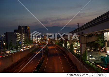 Scenery at dusk overlooking the Osaka Toyonaka / Chugoku Expressway, the Osaka Central Circular Route, and the direction of Mt. Rokko 70678960