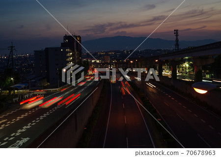 俯瞰大阪豐中/中國高速公路,大阪中央循環線和六甲山的日落美景 俯瞰大阪豐中/中國高速公路,大阪中央循環線和六甲山的日落美景 70678963