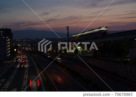 大阪豐中/中國高速公路,大阪中央循環線和大阪單軌電車經過的黃昏景色 大阪豐中/中國高速公路,大阪中央循環線和大阪單軌電車經過的黃昏景色 70678965