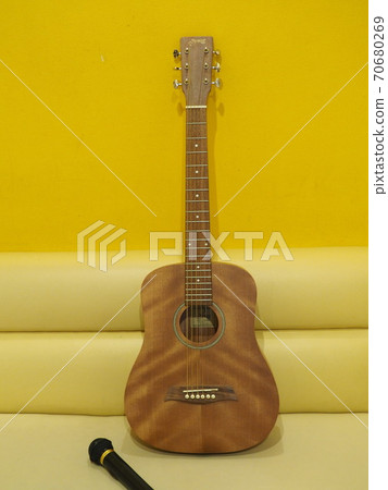 卡拉OK箱的吉他課 70680269