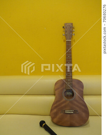 卡拉OK箱的吉他課 70680276