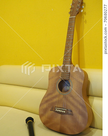 卡拉OK箱的吉他課 70680277