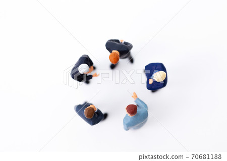 開會的商人形象 開會的商人形象 70681188