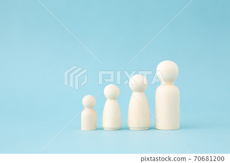 Alignment of wooden dolls Alignment of wooden dolls 70681200