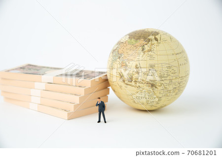 Globe and wad of bills 70681201