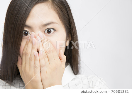 一個女人會感到驚訝 70681281