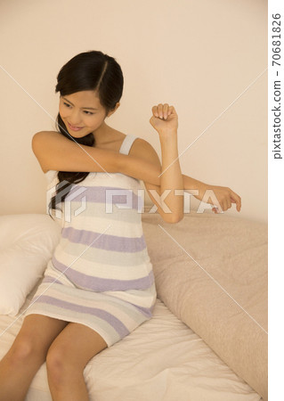 Women stretching 70681826