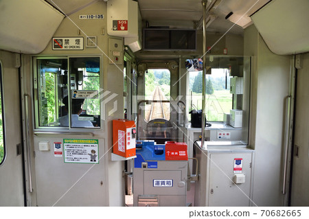 從小出線到小出站的火車窗口的風景 70682665