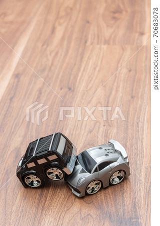 Image of head-on collision 70683078