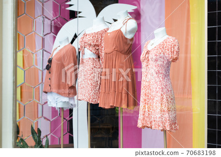 精品店銷售夏季服裝 精品店銷售夏季服裝 70683198