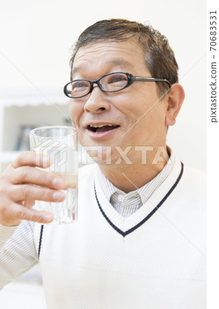 老人喝水 70683531