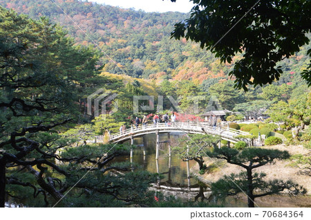 Kogetsu Bridge seen from Hiraimine (Ritsurin Garden / Takamatsu City, Kagawa Prefecture) Kogetsu Bridge seen from Hiraimine (Ritsurin Garden / Takamatsu City, Kagawa Prefecture) 70684364