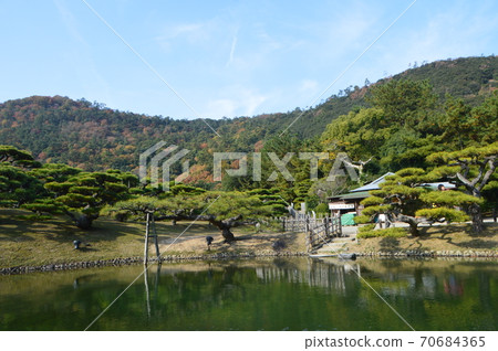 Mountain range, pine trees, Kikugetsutei (Ritsurin Garden / Takamatsu City, Kagawa Prefecture) Mountain range, pine trees, Kikugetsutei (Ritsurin Garden / Takamatsu City, Kagawa Prefecture) 70684365