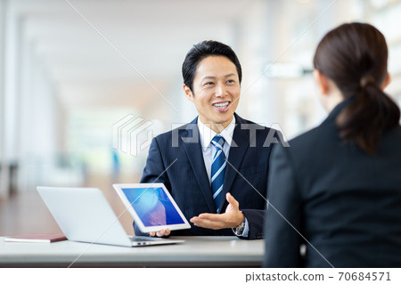 Business scene Men's women's suits 70684571