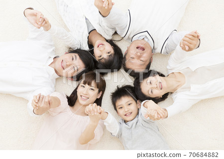 3代家庭的微笑 3代家庭的微笑 70684882