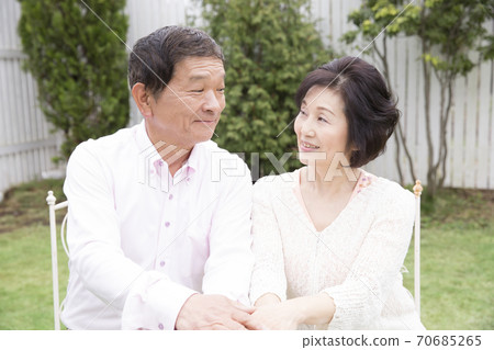 年長的夫婦在花園裡聊天 年長的夫婦在花園裡聊天 70685265