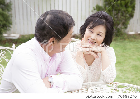 Senior couple talking in the garden 70685270