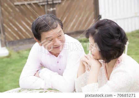 Senior couple talking in the garden 70685271
