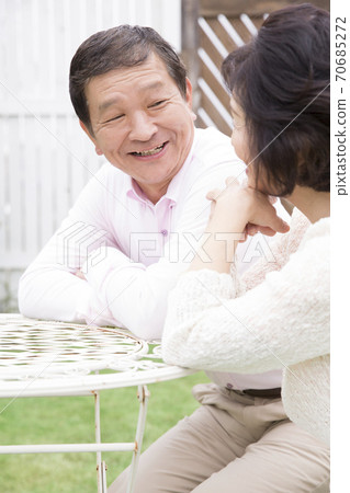 Senior couple talking in the garden 70685272