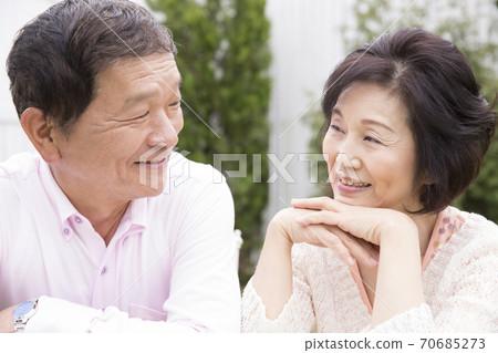 Senior couple talking in the garden 70685273