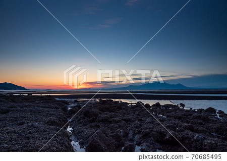 Sunset scenery of Mikoshi Coast, which was selected as one of the 100 best sunsets in the Ariake Sea in Kumamoto Prefecture 70685495