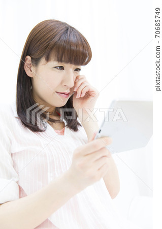 一個女人在平板電腦上看電影 70685749