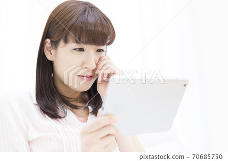 一個女人在平板電腦上看電影 一個女人在平板電腦上看電影 70685750