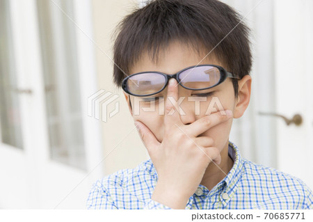 戴眼鏡的男孩 戴眼鏡的男孩 70685771