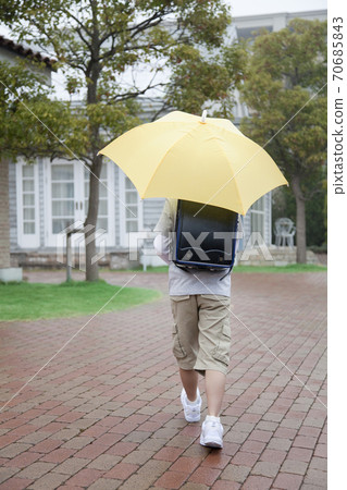 小學生打著傘 70685843