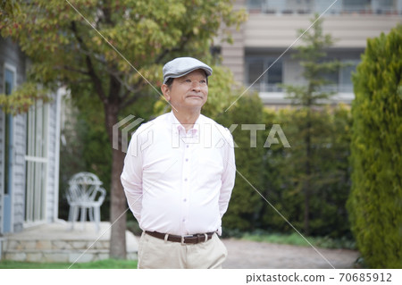 散步的老人 70685912
